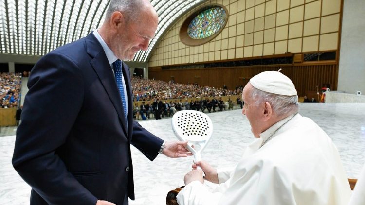 Папа падчас аўдыенцыі з удзельнікамі міжнароднага турніру па тэнісу і падэл-тэнісу