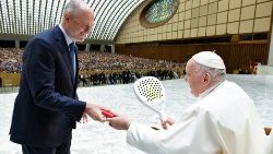 Папа Франциск с участниците в пръвия Симпозиум по тенис и падел