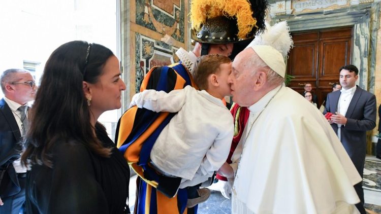 Papst Franziskus bei der Audienz für die Schweizergardisten und ihre Familien