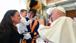 Papa Francisco com guardas suíços e familiares na Sala Clementina