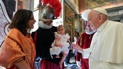 Papa Francisc la întâlnirea cu membrii Gărzii Elvețiene și cu familiile lor - Sala Clementină din Palatul Apostolic, 6 mai 2024 