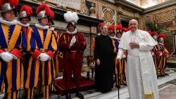教皇フランシスコ、スイス衛兵隊の隊員らと　2023年5月6日　バチカン宮殿