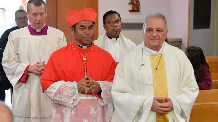 El cardenal ingresa en la parroquia San Alberto Magno