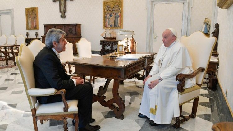 El Santo Padre desarrolla un coloquio con el Embajador de la República de Colombia ante la Santa Sede, Señor Alberto Ospina Carreño. (Vatican Media)