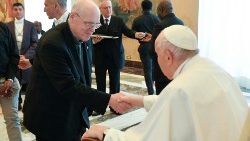 Le Pape François saluant les membres de la Congrégation du Saint-Esprit, le 8 mai au Vatican.