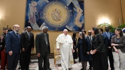 Papa Francesco con accanto il cardinale Turkson e i partecipanti all'incontro promosso dalla Pontificia Accademia delle Scienze