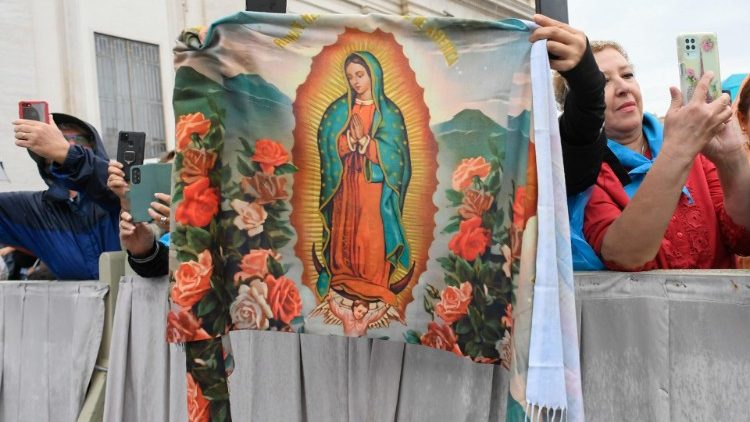 Detalhe de uma estampa de Nossa Senhora de Guadalupe, padroeira da América Latina, levada por fiéis à Praça São Pedro na Audiência Geral desta quarta-feira, 10 de maio