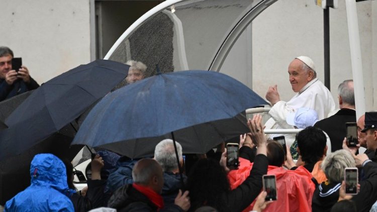 Il Papa in Piazza San Pietro per l'udienza generale