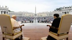 Papež Frančišek in papež Tawadros II. med splošno avdienco, 10. maja 2023