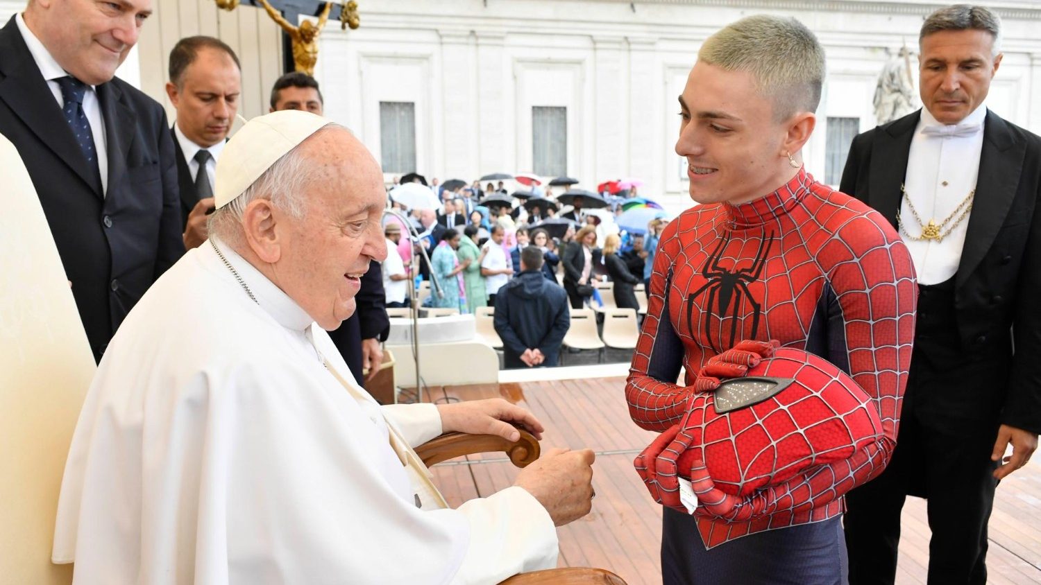 Vestito da Spiderman per far sorridere i bambini, Francesco Pio saluta il  Papa - Vatican News