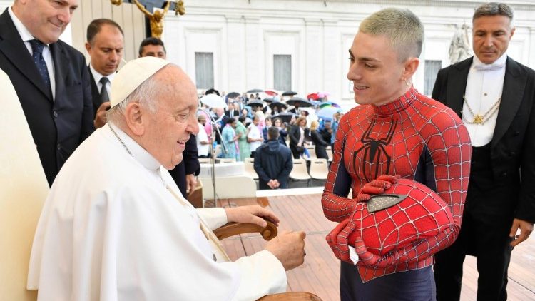 Il Papa saluta Francesco Pio Tarantino, giovane che si veste da Spiderman nelle corsie d'ospedale per far sorridere i bambini malati