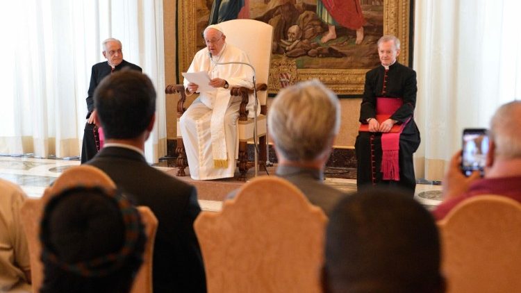 이탈리아선교사연합회 회원들에게 연설하는 프란치스코 교황