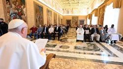 이탈리아선교사연합회 회원들을 만나 연설하는 프란치스코 교황