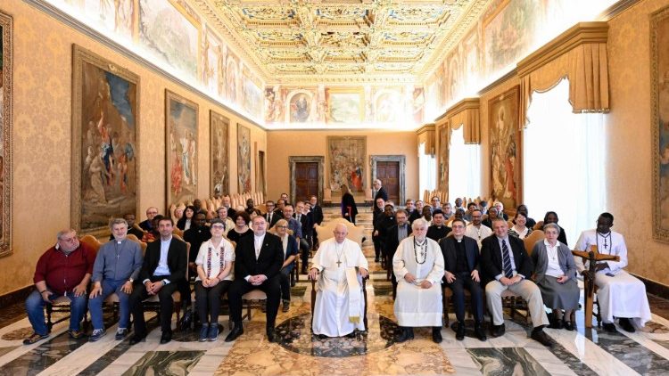 Le Pape avec des membres de la  Conférence  des Instituts Missionnaires  d'Italie