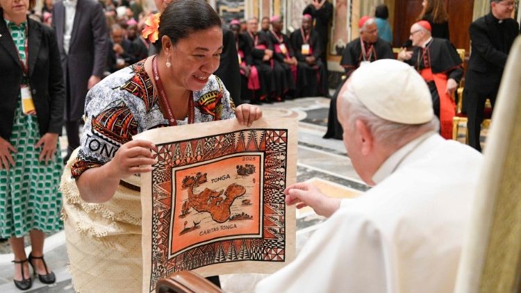 Al final del encuentro, el Papa saludó individualmente a los participantes. (Vatican Media)