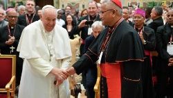 국제 카리타스 총회 참석자들의 예방을 받은 프란치스코 교황