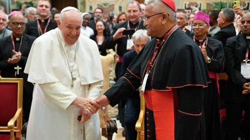 Il Papa: le indigenze del prossimo ci interpellano, rimbocchiamoci le maniche