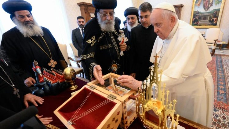 Мощі 21-го мученика, закатованих у Лівії, які Папа Тавадрос ІІ привіз у подарунок Папі Франциску