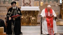 Aleksandrijski papež Tawadros II. in sveti oče Frančišek med skupno molitvijo v vatikanski kapeli Redemptoris Mater, 11. maja 2023