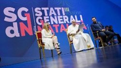 Papa Francisc, președinta Consiliului de miniștri al Italiei, Giorgia Meloni, și președintele Fundației pentru natalitate, Gigi De Palo