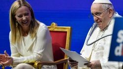 A participação no evento da primeira-ministra italiana e do Papa Francisco