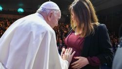 教宗降福孕婦