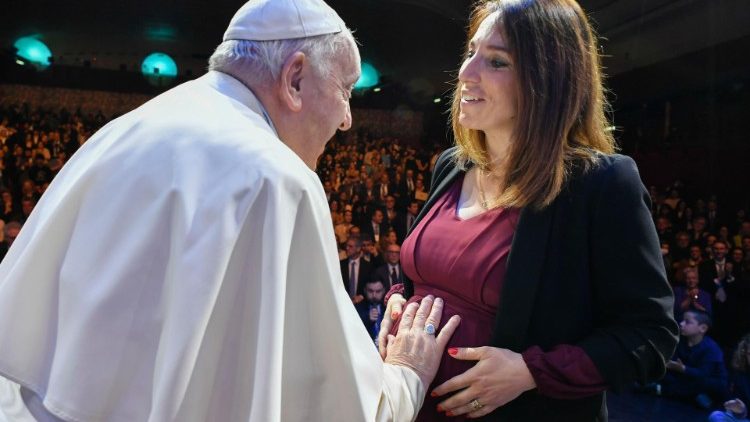 Francesco benedice una ragazza incinta
