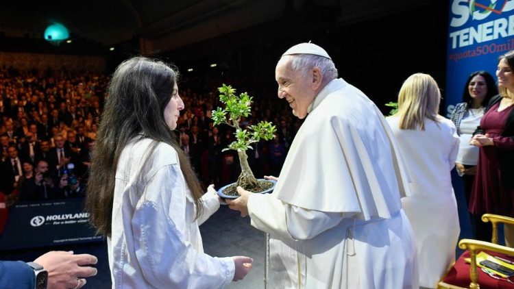 Al Papa in dono un bonsai