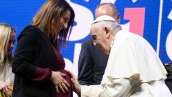 프란치스코 교황이 5월 12일 로마에서 열린 출산의 날 행사에 참석해 한 임신부와 태어날 아기를 축복하고 있다. 
