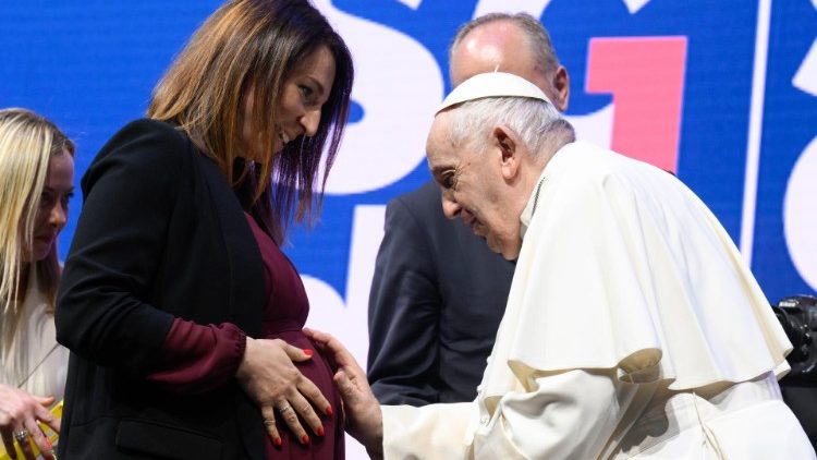 Papa Franjo blagoslivlja majku koja očekuje dijete na trećem kongresu o natalitetu koji promiče Forum obiteljskih udruga, 12. svibnja u Rimu