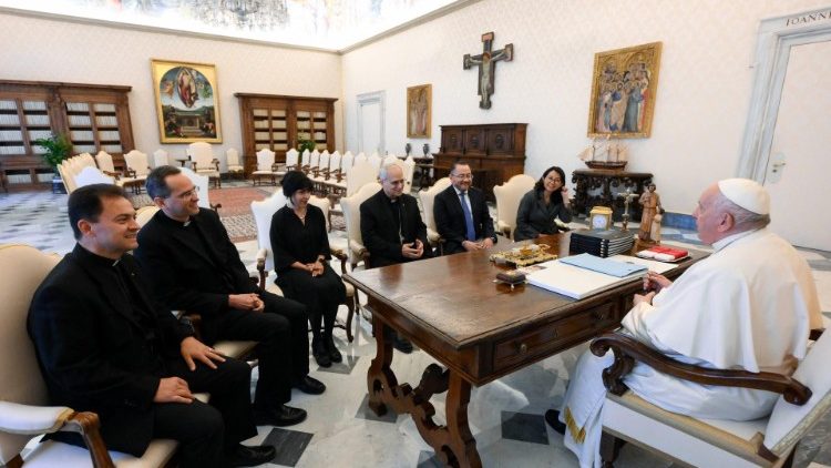Dužnosnici Papinskoga povjerenstva za Latinsku Ameriku u razgovoru s papom Franjom; svibanj 2023.