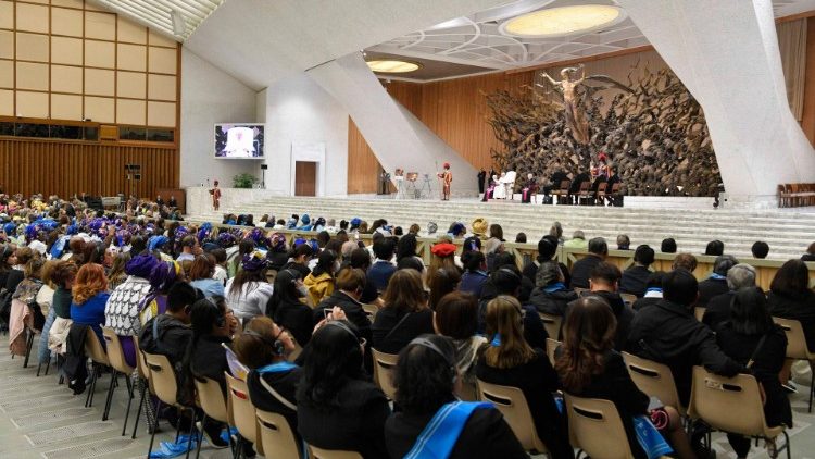 Francisco recebe no Vaticano a União Mundial de Organizações Femininas Católicas.