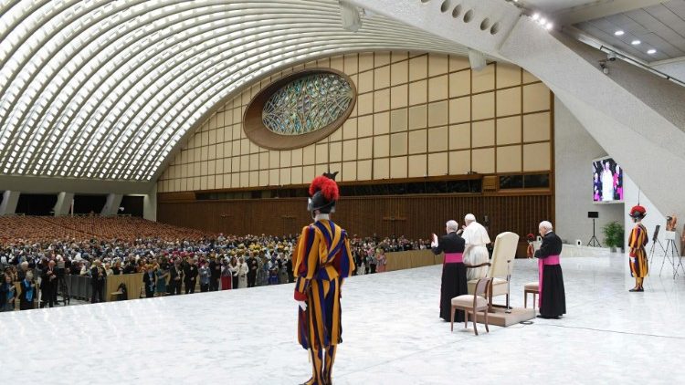 Papa com os representantes da União Mundial das Organizações Femininas Católicas (WUCWO), na Sala Paulo VI.