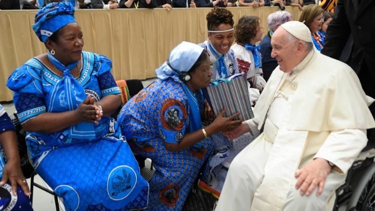 Papa Francisko akiwa na wajumbe wa WUCWO mjini Vatican