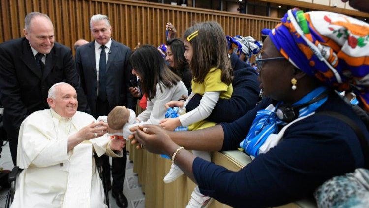 Le Pape François rencontrant l'Union mondiale des organisations féminines catholiques, au Vatican, le 13 mai 2023. 