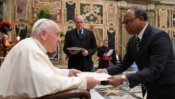 Papież Franciszek przyjmuje listy uwierzytelniające nowych ambasadorów