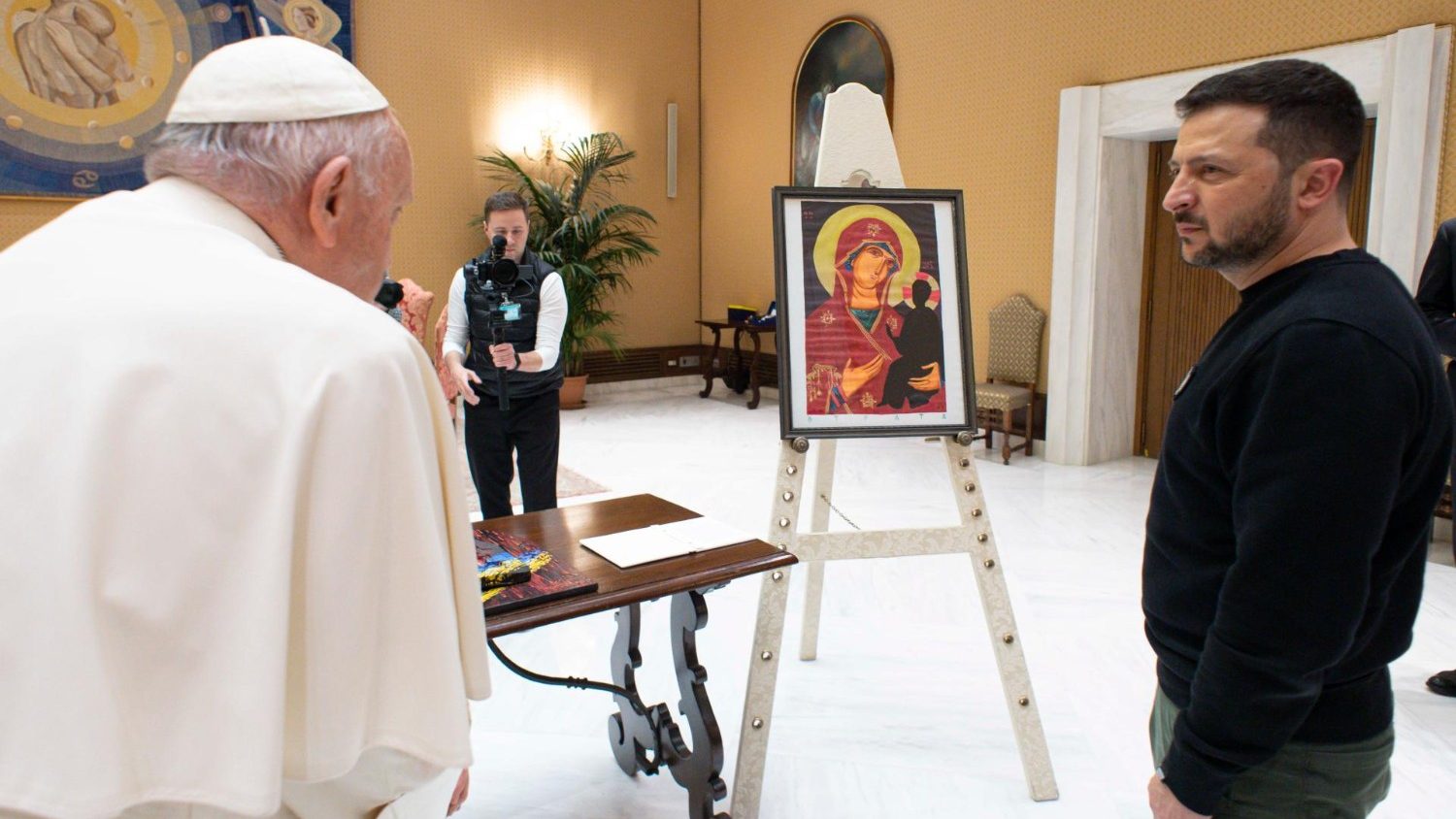 Intercambio de regalos entre Zelenski y el Papa