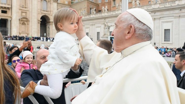 Il Papa benedice un bambino
