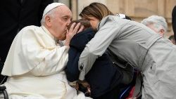 Papa Francesco bacia un bambino in Piazza San Pietro