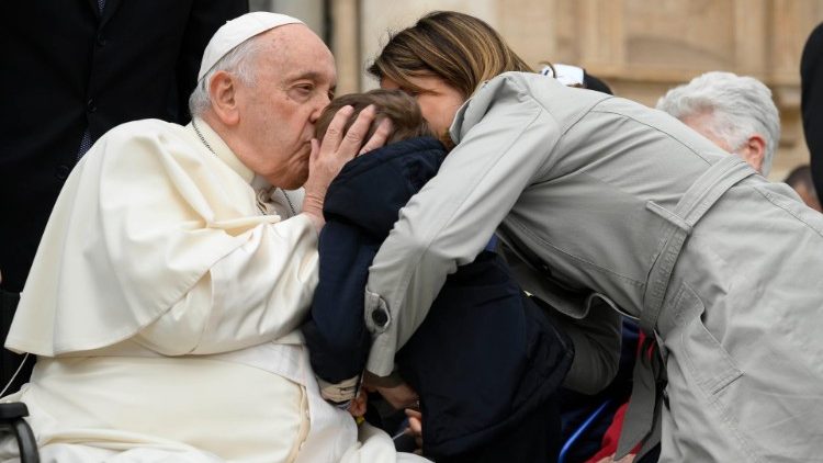 성 베드로 광장에서 어린이에게 입 맞추는 프란치스코 교황