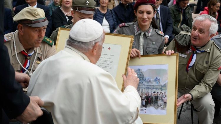 Harcerze przekazują dary Papieżowi