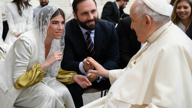 Junge Brautpaare können dem Papst die Hand schütteln 