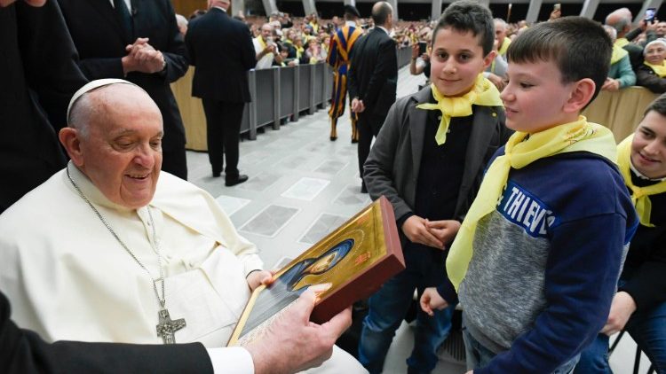 Papa Francesco riceve il dono della Santissima Icone venerata nella Cattedrale di Spoleto