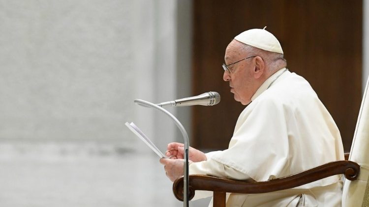 Papa Francesco durante l'udienza in Aula Paolo VI