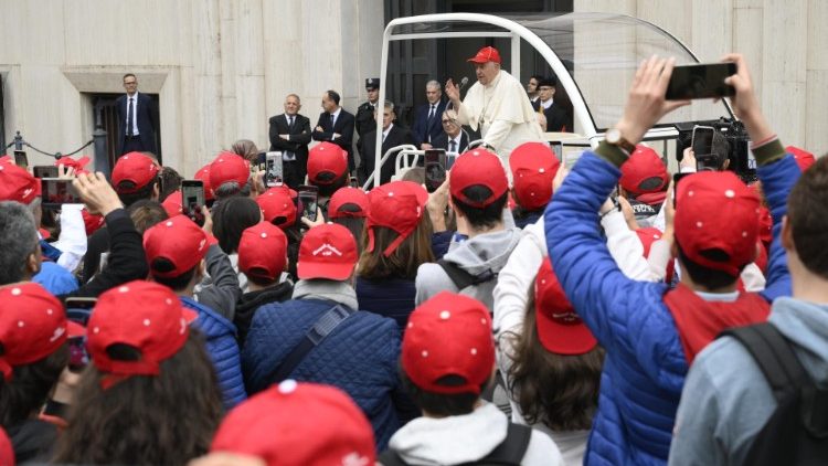 Um momento do encontro do Papa Francisco com os crismados e crismandos da Arquidiocese de Gênova (Vatican Media)
