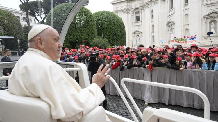 El Papa Francisco y los jóvenes confirmandos de la diócesis de Génova.