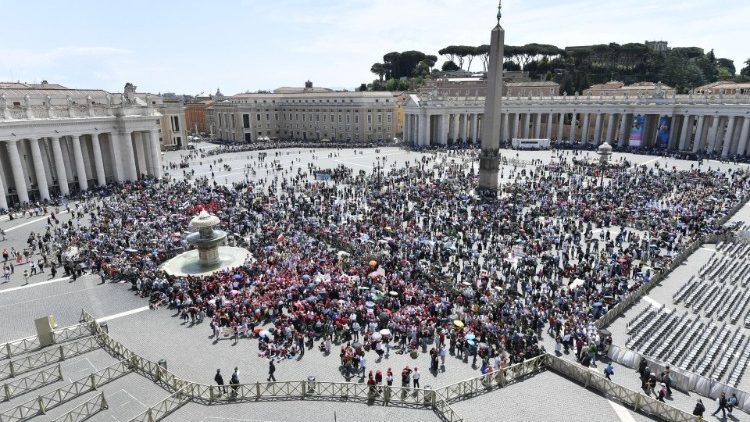 Fiéis e peregrinos rezam o Regina Caeli com o Papa Francisco (Vatican Media)