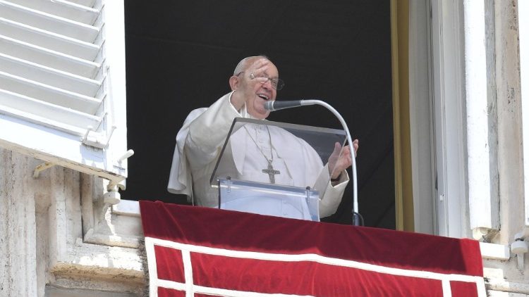 Papež Frančišek na nedeljo Božjega usmiljenja vodil z okna apostolske palače na Trgu sv. Petra opoldansko molitev Raduj se, Kraljica nebeška