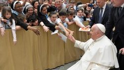 البابا يستقبل جماعة الدعوات الإلهية في الذكرى السنوية الأولى لإعلان قداسة مؤسسها جوستينو ماريا روسوليلو   