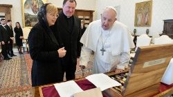 教皇フランシスコは、スロベニアのナターシャ・ピルツ・ムサル大統領と　2023年5月22日　バチカン宮殿